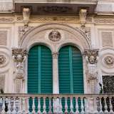 Cattura l�occhio la bifora centrale, ornata da motivi scultorei floreali...